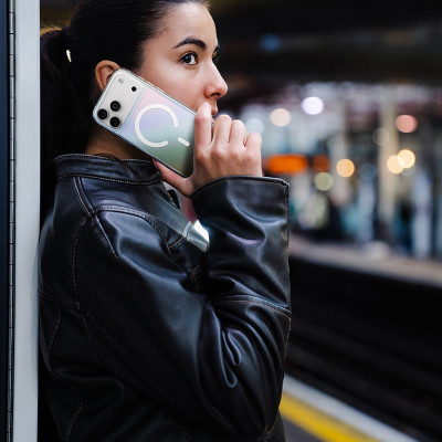 Ốp lưng Cho iPhone 17 Series UNIQ Iridescia Hiệu Ứng Holographic Chuyển Sắc Cầu Vồng Sạc Không Dây MagClick Hàng Chính Hãng