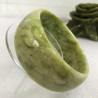 Vòng tay cẩm thạch tự nhiên màu xanh cốm bản dày 3cm size 6.7cm cho người mệnh Hỏa và Mộc. VONGNGOCCOM.6.7cm