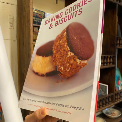 Sách - Baking Cookies & Biscuits by Catherine Atkinson - Dạy nấu ăn tiếng Anh/Cookbook in English