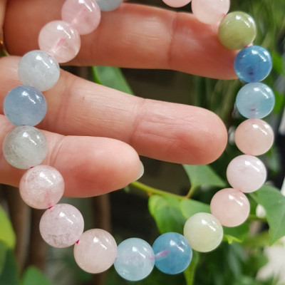 Chiếc Vòng Beryl đa sắc màu tự nhiên hạt size 9mm màu sáng bóng thiệt đẹp rẻ ạ