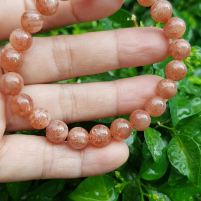 Vòng tay nữ đá mặt trời Sunstone Size 8li hay 8mm đẹp quyến rũ sang trọng đem lại sự tự tin Nổi bật bởi tông màu hồng cam nhẹ nhàng lấp lánh của đá mặt trời Sunstone tượng trưng cho thần mặt trời đẹp Đá Sunstone phù hợp với người mệnh Thổ và mệnh Hỏa ạ