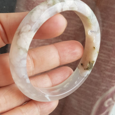 Vòng tay Nữ Bản Hẹ Đá Mã Não Bông Hoa tuyết trắng trong bóng 1 bên đều đẹp  Ni 53mm x Cao 11mm x dầy 6,5mm Nữ mệnh Kim mệnh Thủy 50kg - 54kg đeo xinh đẹp tay ạ