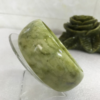 Vòng tay cẩm thạch tự nhiên màu xanh cốm bản dày 3cm size 6.7cm cho người mệnh Hỏa và Mộc. VONGNGOCCOM.6.7cm