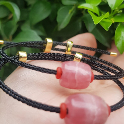 Vòng tay Charm Đá Đào Hoa hồng tươi tự nhiên bóng đẹp phối dây đen may mắn có khoen chỉnh theo tay lớn nhỏ được Nữ mệnh hỏa, mệnh thổ đeo xinh tay may mắn tài lộc tốt công việc ạ