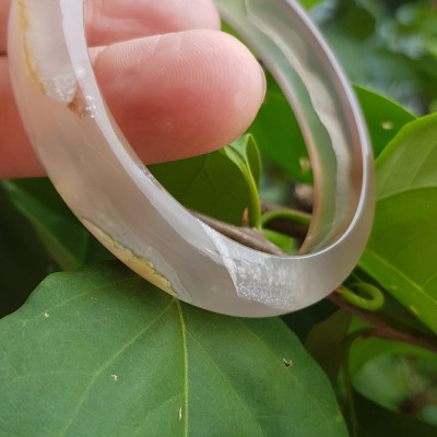 Vòng tay phong thuỷ Nữ Bản Hẹ Đá Mã Não Trắng trong vân hoa đẹp Vòng màu trắng trong Ni 50mm x Cao 12mm x dầy 6,5mm Hợp nữ mệnh kim mệnh Thủy ạ