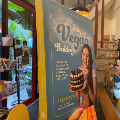 Sách - Simply Vegan Baking Taking the Fuss Out of Vegan Cakes, Cookies, Breads, and Desserts by Freya Cox