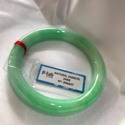 Chiếc Vòng Tay Đá Ngọc Cẩm Thạch Tự Nhiên Vip Lý Đẹp Ni 53mm x chột 8,2mm kiểm định kèm giấy chứng nhận P Lab Ni 296637 Màu Xanh Lý Tươi trắng xanh nhẹ bóng mượt sịn sang nữ 52kg - 60kg đeo ạ