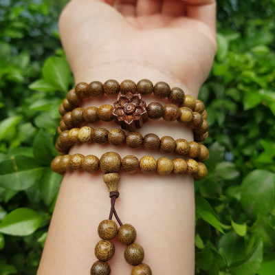 Vòng đeo tay nữ gỗ trầm mix bông hoa sen kiểu quấn tay 4 vòng may mắn tài lộc  Size hạt 6mm  Màu vàng nâu vân sáng nhẹ đeo tay rất đẹp xinh mùi thơm nhẹ nhẹ ạ