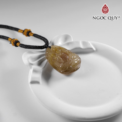 Mặt dây chuyền Bất Động Minh Vương đá thạch anh tóc vàng 25x35mm mệnh thủy, kim - Ngọc Quý Gemstones