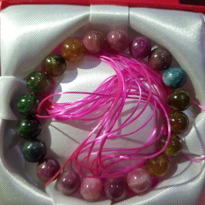 Vòng tay Nữ tourmaline dâu tây tự nhiên đa sắc màu tươi đẹp thiệt sang size hạt 9,5mm vòng này hợp Nữ tất cả các mệnh đeo nhe ạ