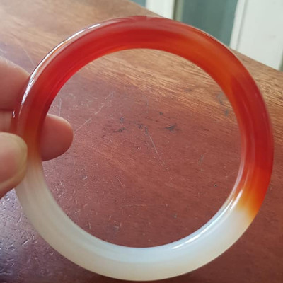 Vòng tay đá mã não rẻ đẹp Đỏ đậm đẹp 1 bên trắng 1 bên Vòng Ni 60mm x chột to 10mm Nữ 60kg - 75kg đeo rất xinh tay ạ