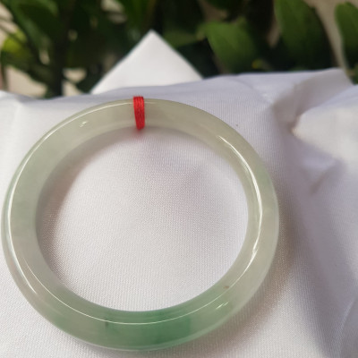 Vòng cẩm thạch Ngọc Đẹp Lý A SỊN 50mm x 7mm Chất liệu đá tự nhiên màu xanh ngọc bóng điểm xanh lý vân đậm tự nhiên bóng đẹp  Nữ 50kg - 56kg ạ