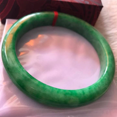 VÒNG TAY NAM ĐÁ CẨM THẠCH BẢN HẸ CỒ LÝ Size LỚN 68MM x Cao 12mm x Dầy 10mm  MÀU XANH LÁ ĐẬM BÓNG ĐỀU ĐẸP  NAM MỆNH MỘC HOẢ 80Kg Đến 95Kg ĐEO ĐẸP Ạ