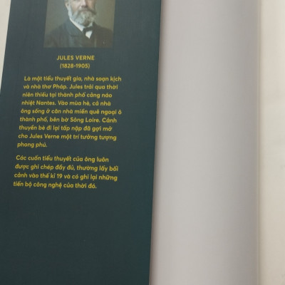 (Sách song ngữ Việt – Anh) HAI VẠN DẶM DƯỚI BIỂN – Jules Verne – Nguyễn Thúy Loan dịch – Hà Giang – NXB Dân Trí