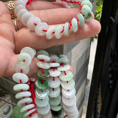 Vòng Tay Dây Đỏ Đồng Tiền Điếu Đá Cẩm Thạch Trắng Xanh Nhẹ Bóng Đẹp Nữ đeo tay may mắn xinh xắn tài lộc phù hợp cho những ai yêu thích sự đơn giản mà vẫn sang trọng ạ