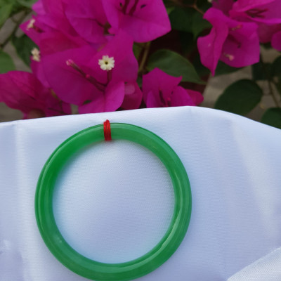 Vòng Tay Đá Cẩm Thạch Lý K49 Size vòng 49mm x dầy 7mm Xanh lá đều bóng thiệt đẹp Nữ mệnh mộc hỏa thủy cân nặng 45kg - 49kg đeo đẹp ạ