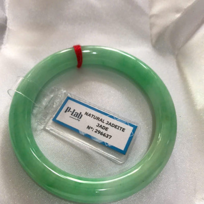 Chiếc Vòng Tay Đá Ngọc Cẩm Thạch Tự Nhiên Vip Lý Đẹp Ni 53mm x chột 8,2mm kiểm định kèm giấy chứng nhận P Lab Ni 296637 Màu Xanh Lý Tươi trắng xanh nhẹ bóng mượt sịn sang nữ 52kg - 60kg đeo ạ