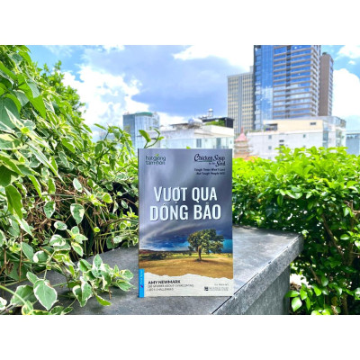 Sách - Vượt Qua Dông Bão - First News