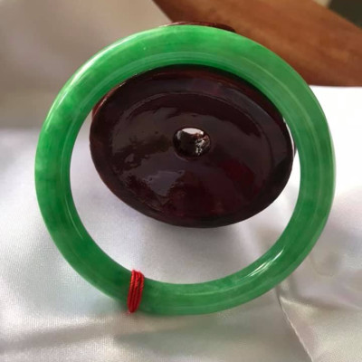 CHIẾC VÒNG CẨM THẠCH ĐẬU LÝ 51I XANH NGỌC TƯƠI ĐẸP NỮ Mệnh MỘC Mệnh HỎA 50Kg đến 59Kg Đeo