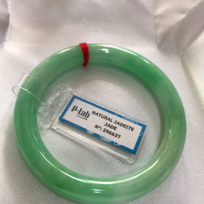 Chiếc Vòng Tay Đá Ngọc Cẩm Thạch Tự Nhiên Vip Lý Đẹp Ni 53mm x chột 8,2mm kiểm định kèm giấy chứng nhận P Lab Ni 296637 Màu Xanh Lý Tươi trắng xanh nhẹ bóng mượt sịn sang nữ 52kg - 60kg đeo ạ