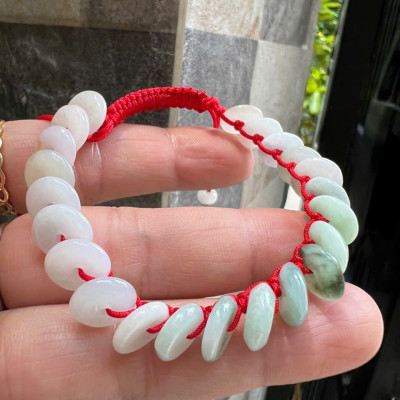 Vòng Tay Dây Đỏ Đồng Tiền Điếu Đá Cẩm Thạch Trắng Xanh Nhẹ Bóng Đẹp Nữ đeo tay may mắn xinh xắn tài lộc phù hợp cho những ai yêu thích sự đơn giản mà vẫn sang trọng ạ