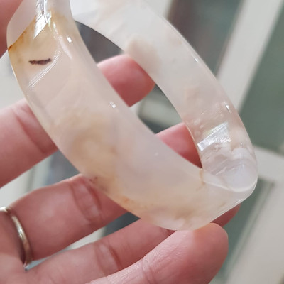 Vòng tay Nữ Mã Não Bản Vuông Bông mới bóng đẹp Ni 54mm x cao 14mm x dầy 6mm Màu Trắng bóng bông vàng nữ mệnh Kim mệnh Thủy 52kg - 55kg đeo đẹp xinh tay lắm ạ