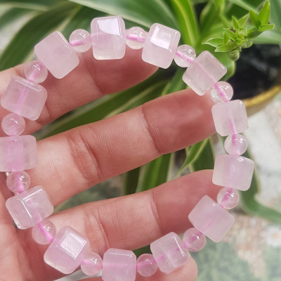 Vòng tay nữ kiểu đá thạch anh hồng tự nhiên hạt vuông tròn đan xen rất là đẹp Size hạt vuông 9mm phối bi nhỏ 6mm màu hồng tươi nhẹ nhàng nữ mệnh hỏa mệnh thổ đeo có 499k ạ