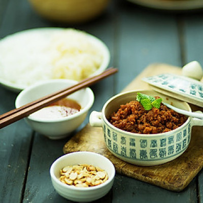 Thịt chưng mắm tép 9MẮM chuẩn vị Truyền thống, Đậm đà, An Toàn, Ăn Liền, Tiện lợi- đóng gói 400g- Chứng nhận OCOP 3 sao