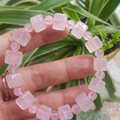 Vòng tay nữ kiểu đá thạch anh hồng tự nhiên hạt vuông tròn đan xen rất là đẹp Size hạt vuông 9mm phối bi nhỏ 6mm màu hồng tươi nhẹ nhàng nữ mệnh hỏa mệnh thổ đeo có 499k ạ