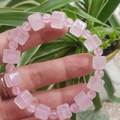 Vòng tay nữ kiểu đá thạch anh hồng tự nhiên hạt vuông tròn đan xen rất là đẹp Size hạt vuông 9mm phối bi nhỏ 6mm màu hồng tươi nhẹ nhàng nữ mệnh hỏa mệnh thổ đeo có 499k ạ