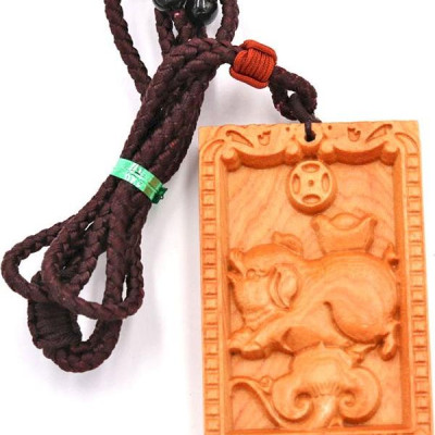 Vòng cổ mặt gỗ hoàng đàn khắc hình tuổi Hợi DTH3