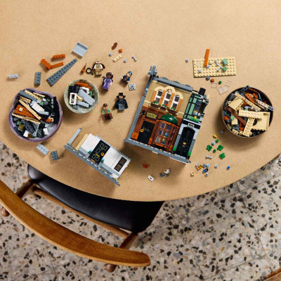 LEGO ICONS 10351 Đồ Chơi Lắp Ráp Phố Baker - Sherlock Holmes (1359 chi tiết)