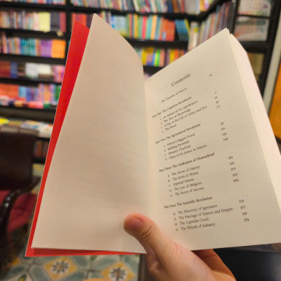 Sách - Sapiens: A Brief History of Humankind by Yuval Noah Harari/Civilization & Culture/Multi-million copy bestseller