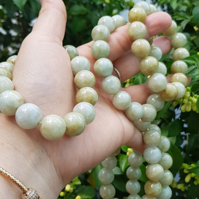  Vòng tay chuỗi nam nữ đá cẩm thạch tự nhiên trắng vàng bóng ngời Vòng size hạt 13mm Màu trắng vàng đất nhẹ bóng mượt thiệt đẹp ạ