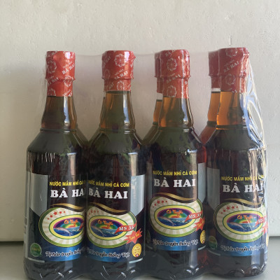 Lốc Chai Tròn Nhựa Tiết Kiệm Nước Mắm Cá Cơm Loại 1 Bà Hai ( 8 chai x 500ml )