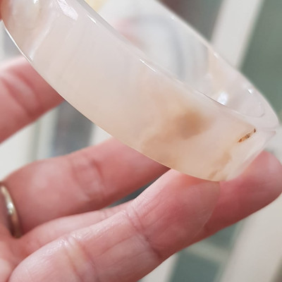 Vòng tay Nữ Mã Não Bản Vuông Bông mới bóng đẹp Ni 54mm x cao 14mm x dầy 6mm Màu Trắng bóng bông vàng nữ mệnh Kim mệnh Thủy 52kg - 55kg đeo đẹp xinh tay lắm ạ