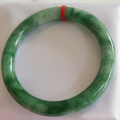 Vòng Cẩm Thạch tự nhiên mới Đậu Lý Sịn Sao 53mm x chột 8mm cao cấp sịn bóng đẹp màu xanh đậu lý đậm nhạt điểm trắng nhẹ đẹp bóng nữ 53kg - 62kg đeo rất đẹp sang tay món quà tặng Mẹ , tặng vợ người phụ nữ yêu quý may mắn ý nghĩa ạ