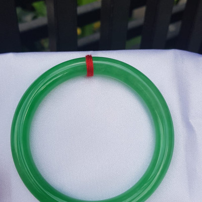 Vòng tay Nữ đá cẩm thạch Mới Lý T 52mm Vòng màu Xanh lá tươi bóng 52kg - 56kg Nữ mệnh Mộc mệnh Hỏa Thủy đeo ạ