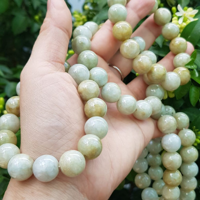  Vòng tay chuỗi nam nữ đá cẩm thạch tự nhiên trắng vàng bóng ngời Vòng size hạt 13mm Màu trắng vàng đất nhẹ bóng mượt thiệt đẹp ạ