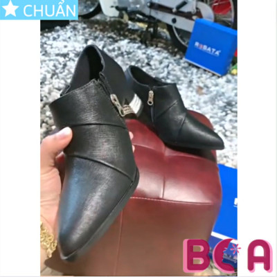 Giày bốt nữ cổ ngắn 5p RO609 màu đen, bề mặt nhám thời trang kết hợp điểm nhấn sang trọng tạo nên thiết kế thời thượng