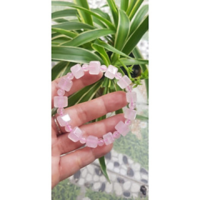 Vòng tay nữ kiểu đá thạch anh hồng tự nhiên hạt vuông tròn đan xen rất là đẹp Size hạt vuông 9mm phối bi nhỏ 6mm màu hồng tươi nhẹ nhàng nữ mệnh hỏa mệnh thổ đeo có 499k ạ