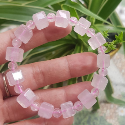 Vòng tay nữ kiểu đá thạch anh hồng tự nhiên hạt vuông tròn đan xen rất là đẹp Size hạt vuông 9mm phối bi nhỏ 6mm màu hồng tươi nhẹ nhàng nữ mệnh hỏa mệnh thổ đeo có 499k ạ