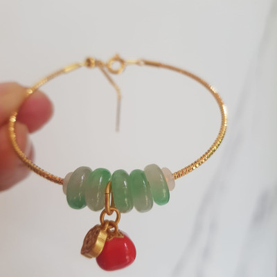 Vòng charm kiểu 5 đồng điếu đá cẩm thạch A Trắng Xanh lý bóng đẹp phối phụ kiện vàng charm trái táo đỏ kiểu may mắn dây vàng kiểu khóa rút đẹp vừa xinh xắn vừa đẹp may mắn tài lộc ạ