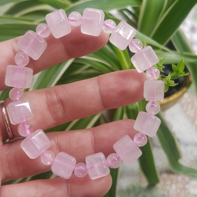 Vòng tay nữ kiểu đá thạch anh hồng tự nhiên hạt vuông tròn đan xen rất là đẹp Size hạt vuông 9mm phối bi nhỏ 6mm màu hồng tươi nhẹ nhàng nữ mệnh hỏa mệnh thổ đeo có 499k ạ