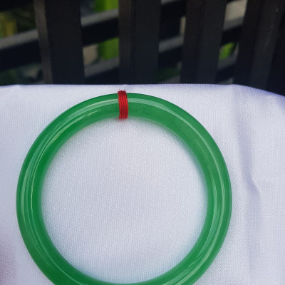 Vòng tay Nữ đá cẩm thạch Mới Lý T 52mm Vòng màu Xanh lá tươi bóng 52kg - 56kg Nữ mệnh Mộc mệnh Hỏa Thủy đeo ạ