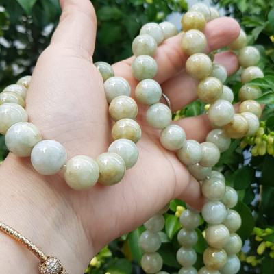  Vòng tay chuỗi nam nữ đá cẩm thạch tự nhiên trắng vàng bóng ngời Vòng size hạt 13mm Màu trắng vàng đất nhẹ bóng mượt thiệt đẹp ạ