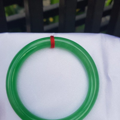 Vòng tay Nữ đá cẩm thạch Mới Lý T 52mm Vòng màu Xanh lá tươi bóng 52kg - 56kg Nữ mệnh Mộc mệnh Hỏa Thủy đeo ạ