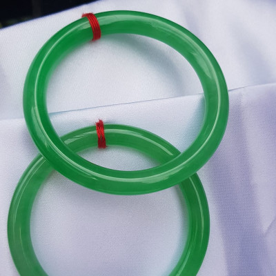 Vòng tay Nữ đá cẩm thạch Mới Lý T 52mm Vòng màu Xanh lá tươi bóng 52kg - 56kg Nữ mệnh Mộc mệnh Hỏa Thủy đeo ạ