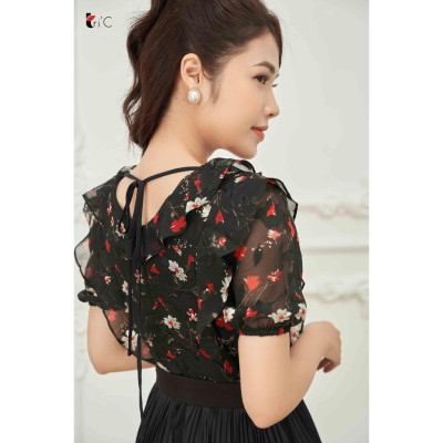 Đầm xòe hoa đỏ, chân dập nhăn Tri