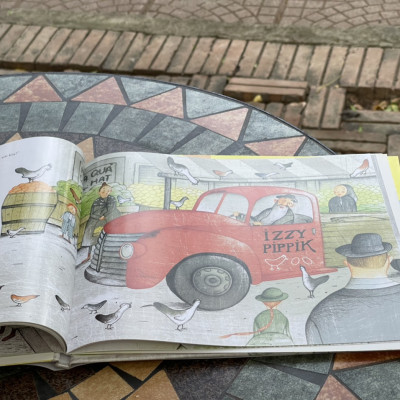 (Bìa cứng, in màu) CÔ GÀ MÀ CỦA BÁC IZZY PIPPIK - Aubrey Davis - Minh họa: Marie Lafrance - Biên dịch: Ngọc Hòa - Crabit Kidbooks